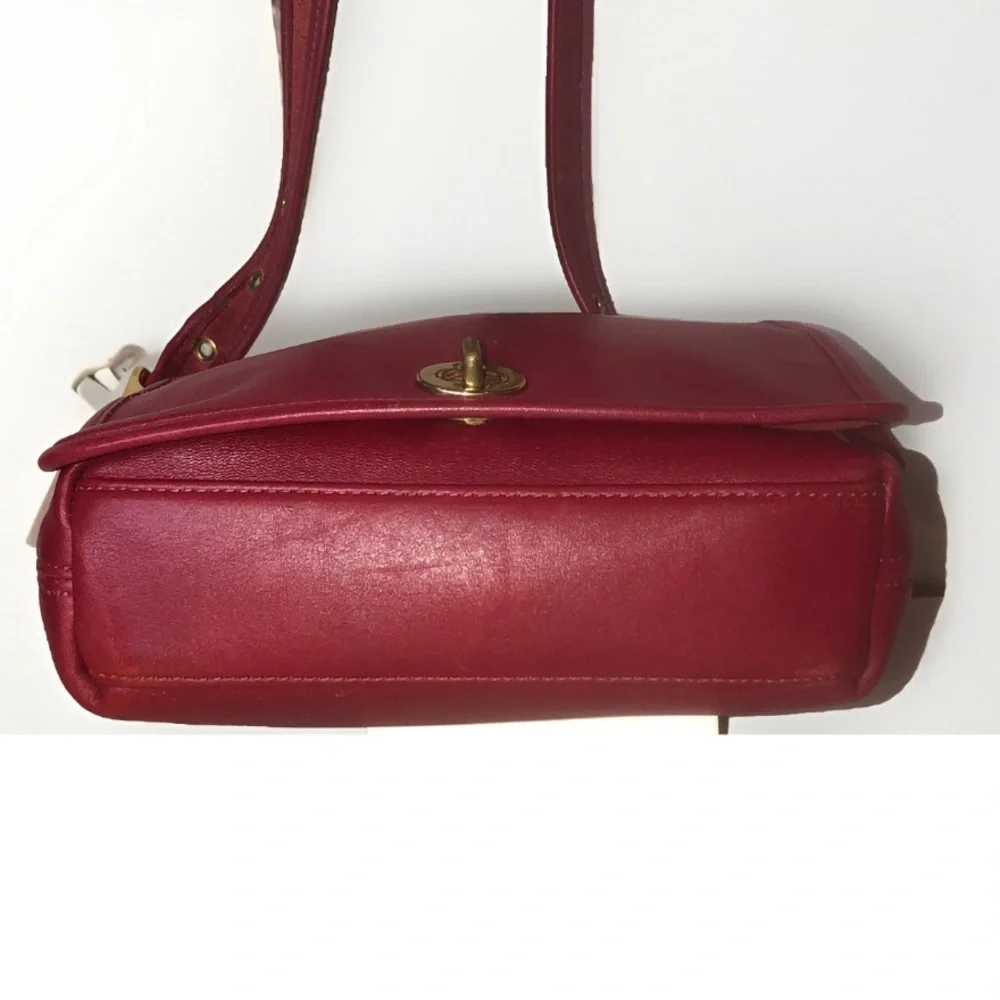 Vintage COACH COMPANION Red Gloved Tanned Turn Lock Crossbody Bag USA 9715